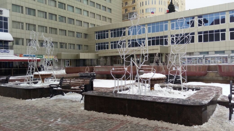 В фонтане возле консерватории появились новогодние музыканты