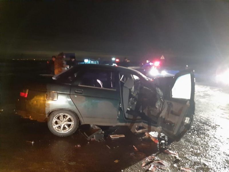 Под Татищевом в столкновении «десятки» и фуры погиб мужчина