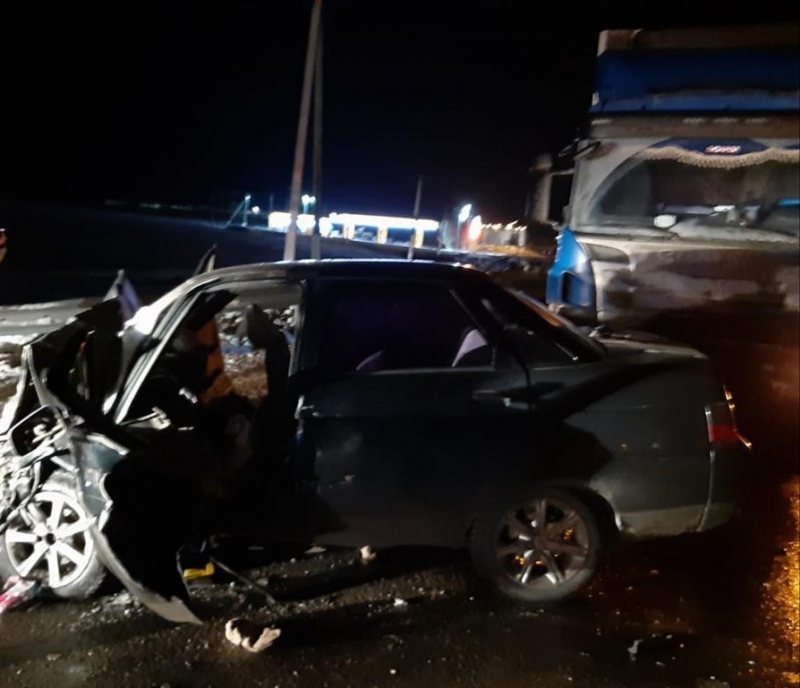 Под Татищевом в столкновении «десятки» и фуры погиб мужчина