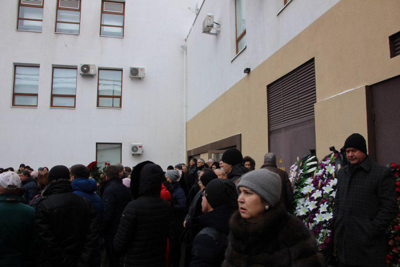 Сотни саратовцев пришли проститься с застреленным бизнесменом Андреем Ереминым