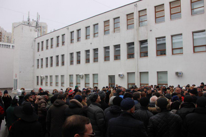 Сотни саратовцев пришли проститься с застреленным бизнесменом Андреем Ереминым