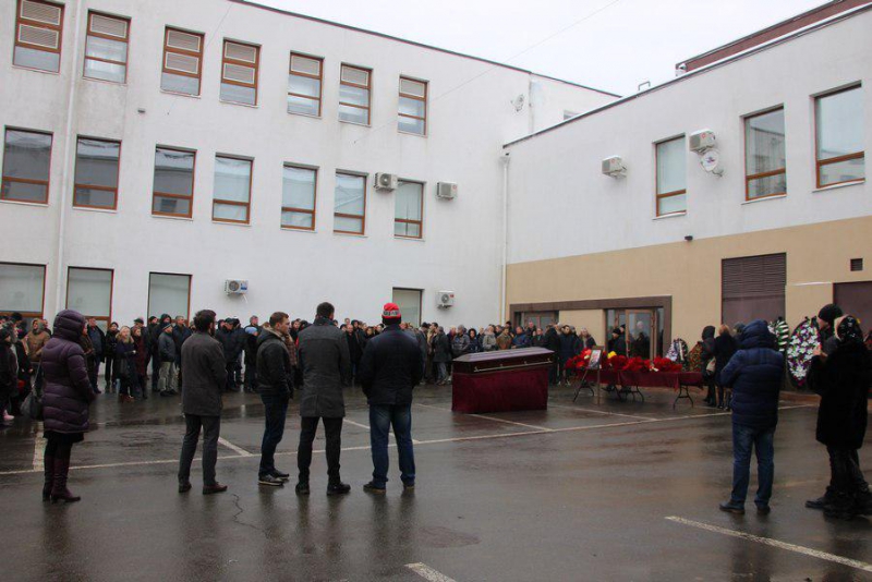 Сотни саратовцев пришли проститься с застреленным бизнесменом Андреем Ереминым