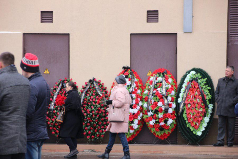 Сотни саратовцев пришли проститься с застреленным бизнесменом Андреем Ереминым