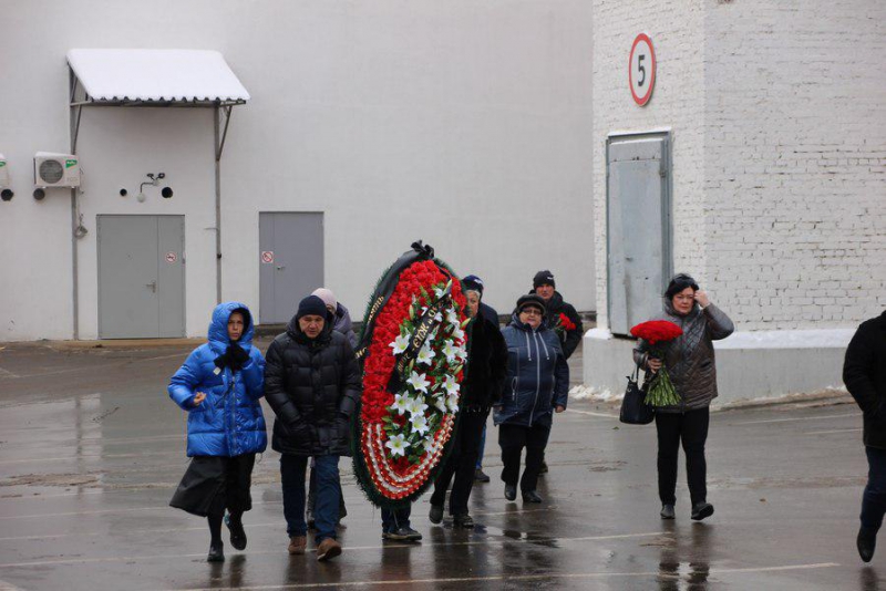 Сотни саратовцев пришли проститься с застреленным бизнесменом Андреем Ереминым