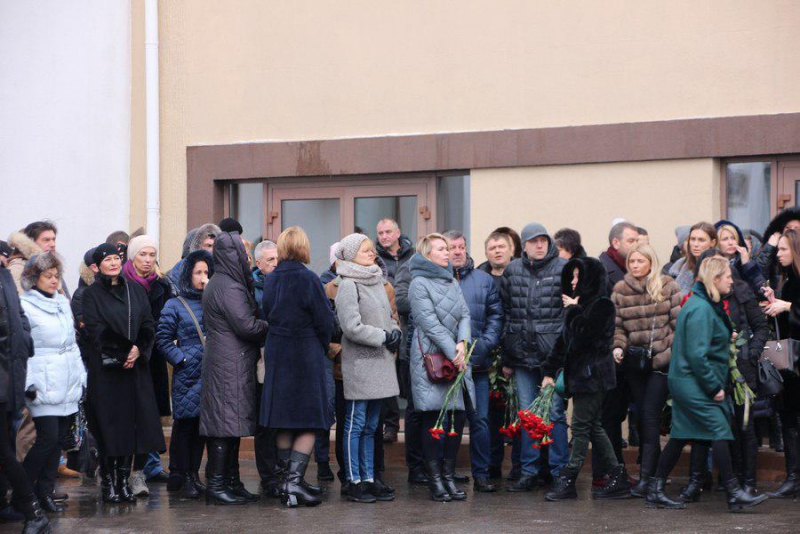 Сотни саратовцев пришли проститься с застреленным бизнесменом Андреем Ереминым