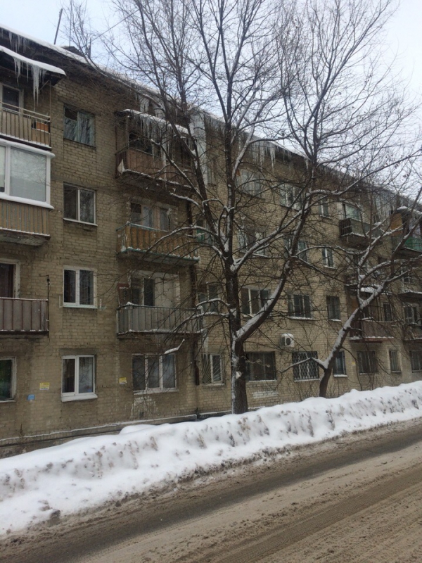 С дома на Брянской свисает «Царь-сосулька»