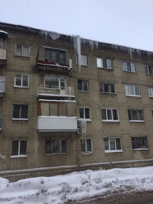 С дома на Брянской свисает «Царь-сосулька»