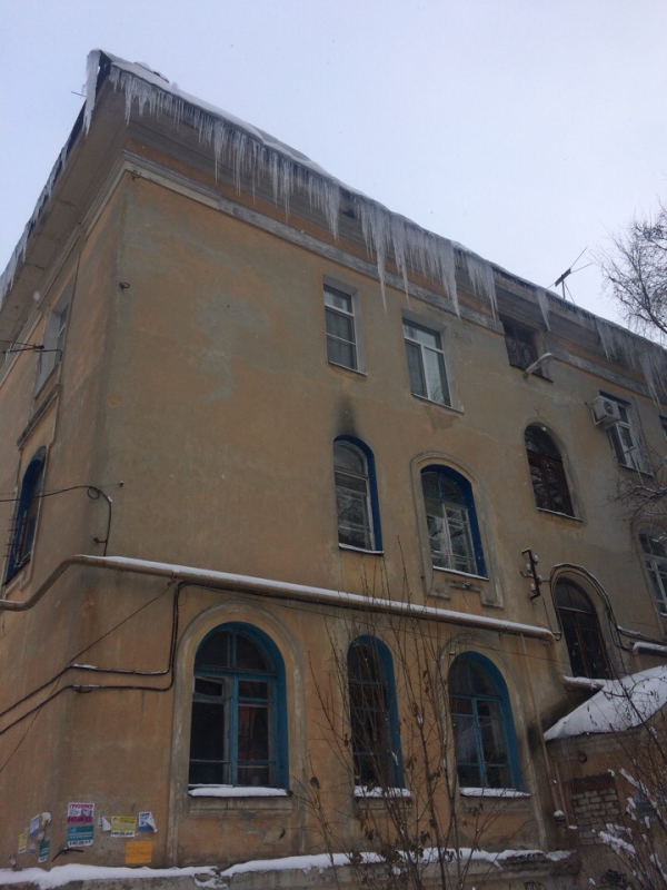 С дома на Брянской свисает «Царь-сосулька»