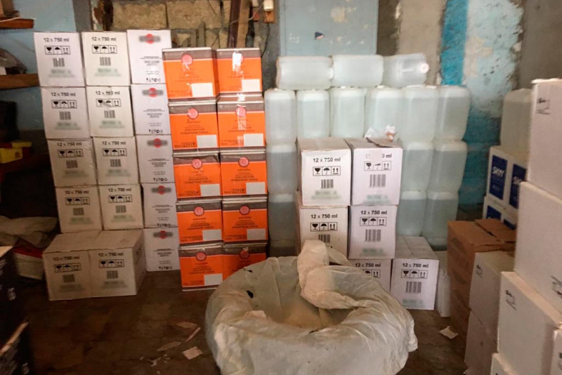 В Саратовской области прикрыли канал сбыта алкоголя «сомнительного качества»