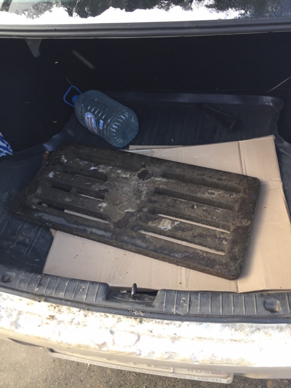 На углу Навашина и Танкистов задержали похитителя ливневой решетки