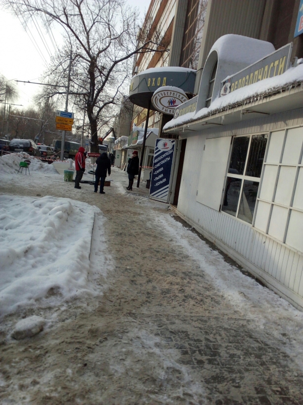 Очевидец: У Губернского рынка сносят торговые павильоны