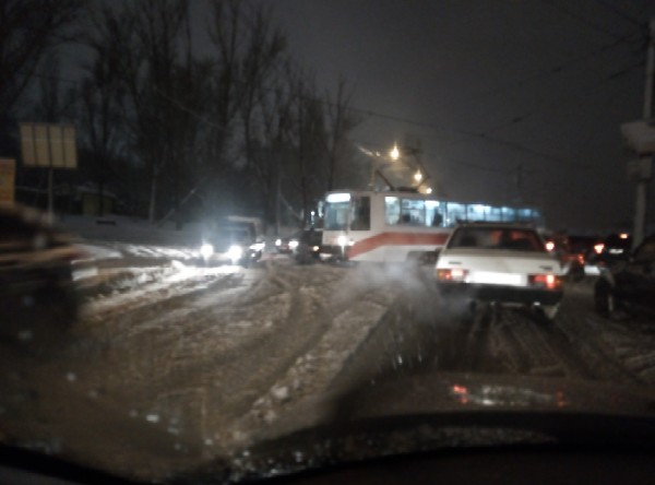 Обстановка в саратове на сегодня. Снегопад в Ставрополе парализовал движение.