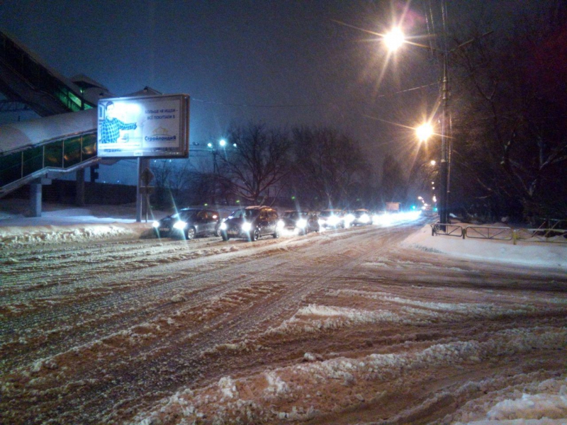 В Саратове из-за снегопада парализовано движение транспорта