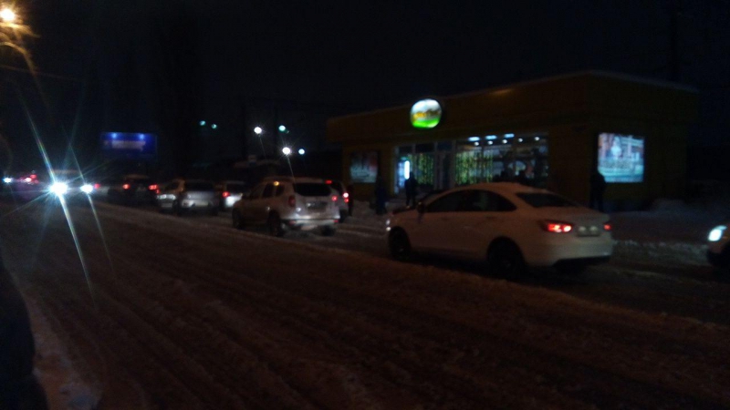 В Саратове из-за снегопада парализовано движение транспорта