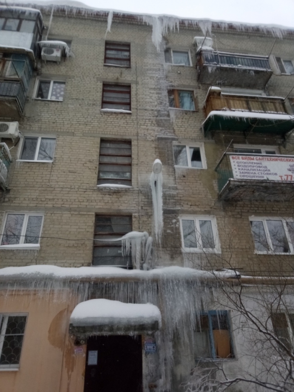Жильцы дома на Хомяковой показали пример равнодушия УК к сосулькам