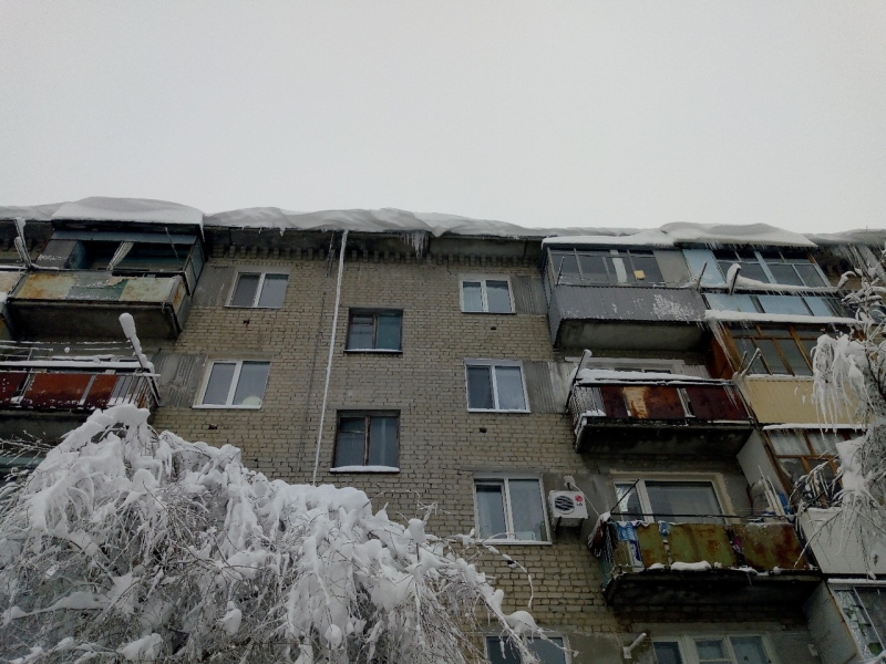 Жильцы дома на Хомяковой показали пример равнодушия УК к сосулькам