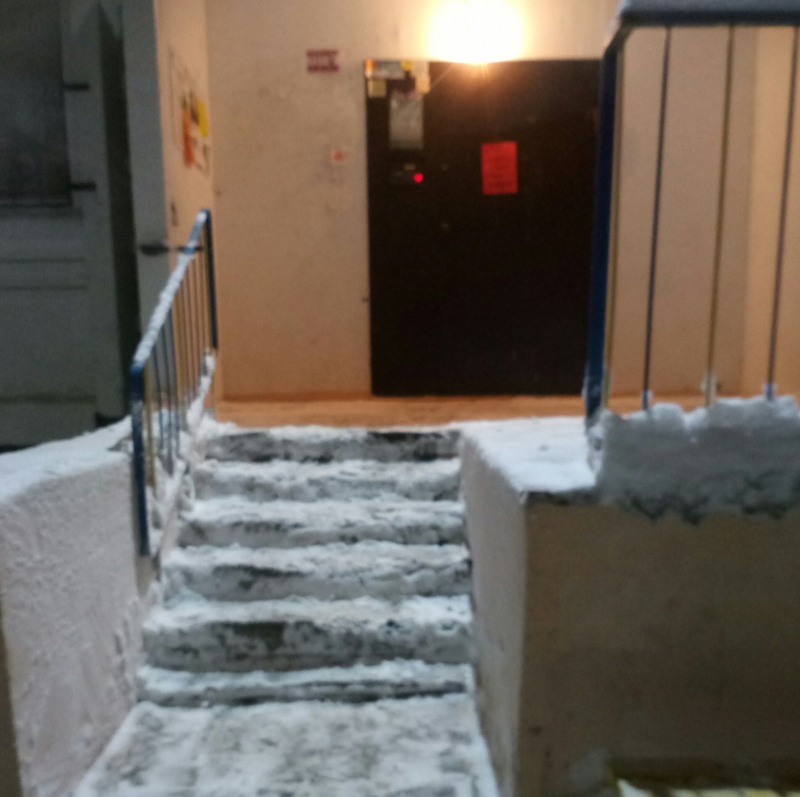 В Солнечном-2 УК удивилась скоплению на козырьке снега, упавшего на прохожую