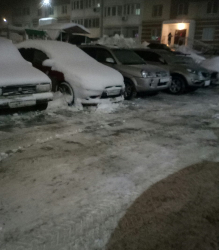 В Солнечном-2 УК удивилась скоплению на козырьке снега, упавшего на прохожую