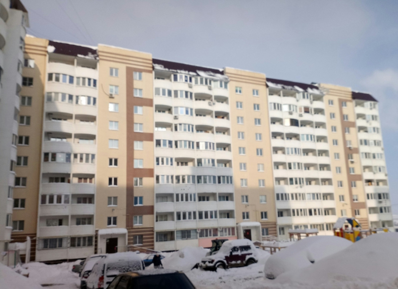 В Солнечном-2 УК удивилась скоплению на козырьке снега, упавшего на прохожую