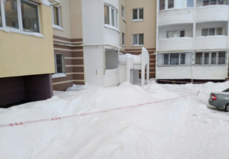 В Солнечном-2 УК удивилась скоплению на козырьке снега, упавшего на прохожую