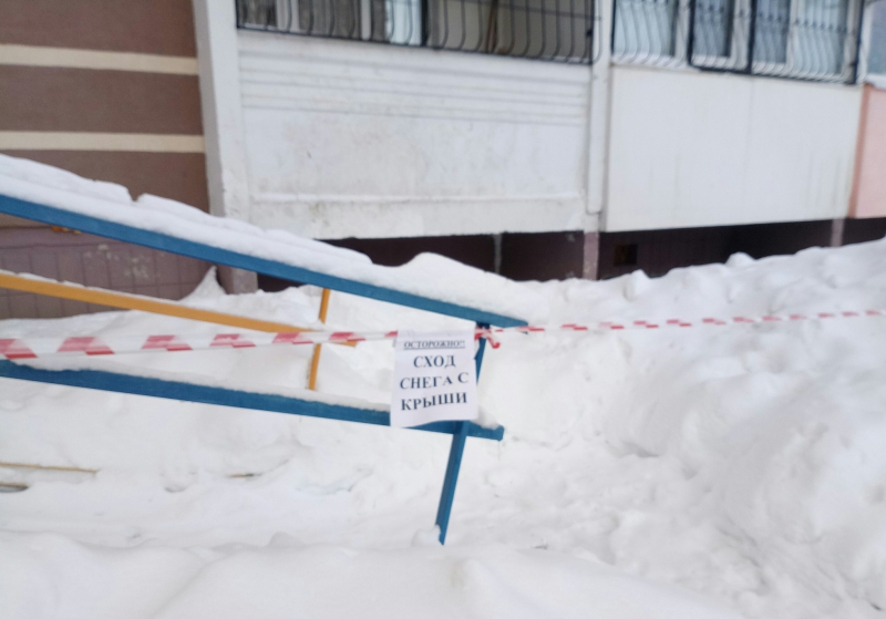 В Солнечном-2 УК удивилась скоплению на козырьке снега, упавшего на прохожую