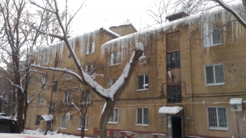 УК пообещала саратовцам сбить гигантские сосульки с крыши после новогодних праздников