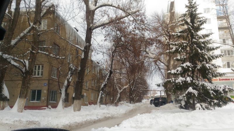 УК пообещала саратовцам сбить гигантские сосульки с крыши после новогодних праздников