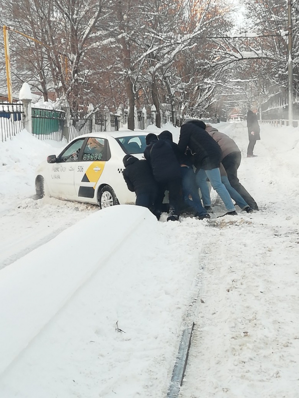 Застрявший на путях автомобиль такси заблокировал проезд трамваям №3