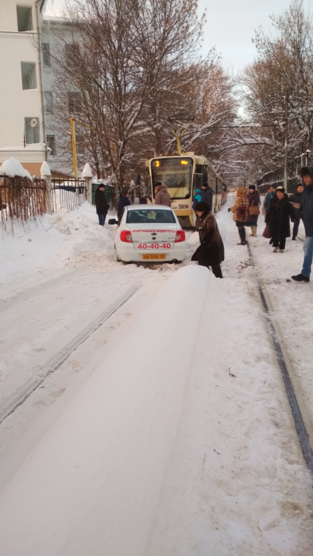 Застрявший на путях автомобиль такси заблокировал проезд трамваям №3