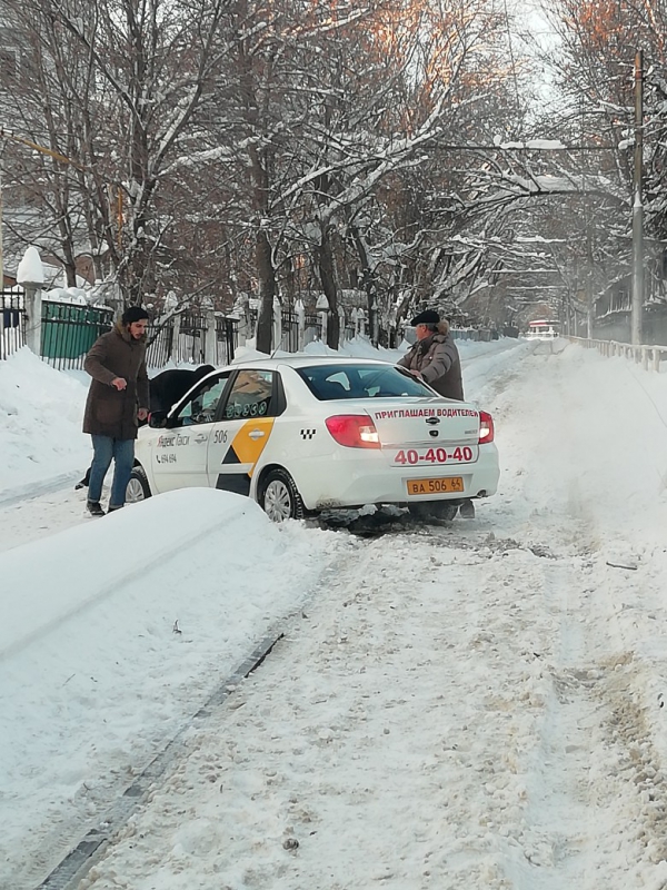 Застрявший на путях автомобиль такси заблокировал проезд трамваям №3