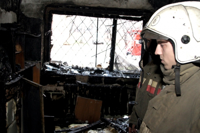 Пожарные спасли 4 детей в ночном пожаре на Брянской