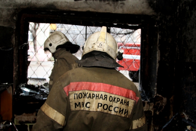 Пожарные спасли 4 детей в ночном пожаре на Брянской