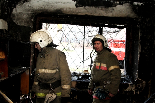 Пожарные спасли 4 детей в ночном пожаре на Брянской