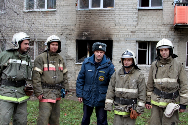 Пожарные спасли 4 детей в ночном пожаре на Брянской