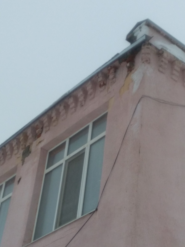 В Раскове залило школу после таяния снега на крыше