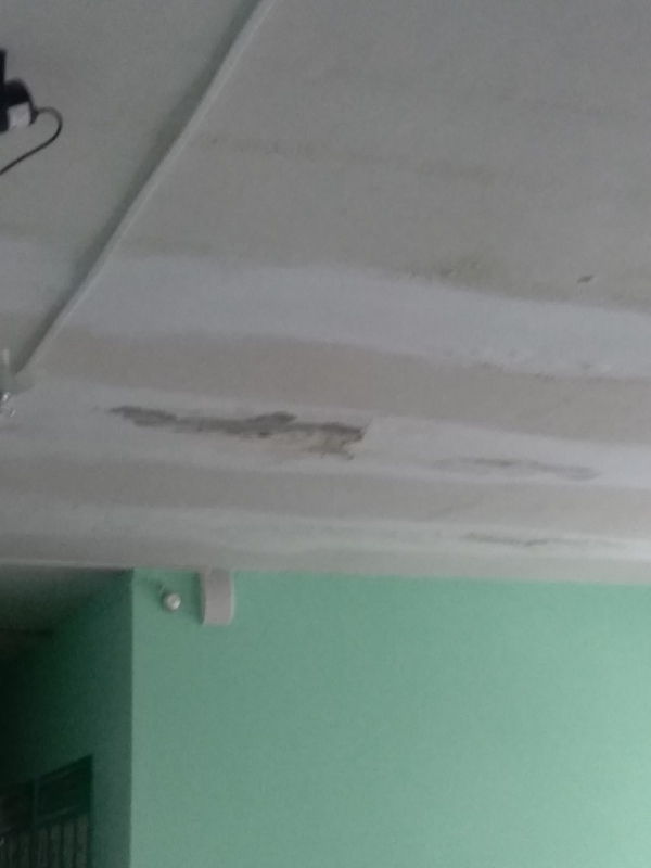 В Раскове залило школу после таяния снега на крыше