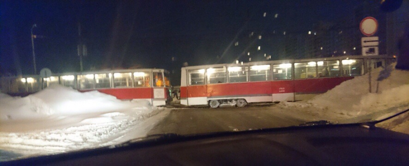 В Солнечном трамвай перекрыл автомобилистам дорогу в центр