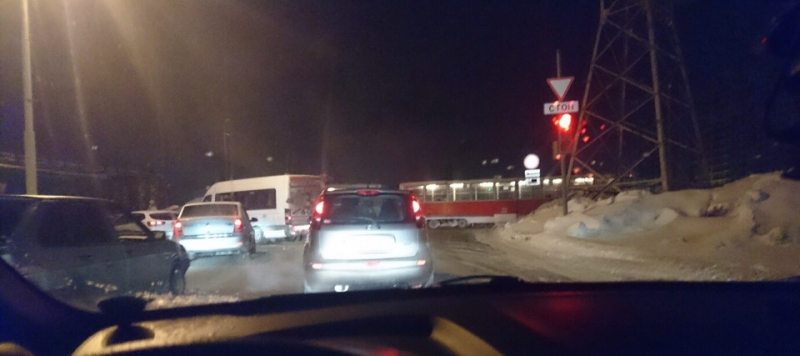 В Солнечном трамвай перекрыл автомобилистам дорогу в центр