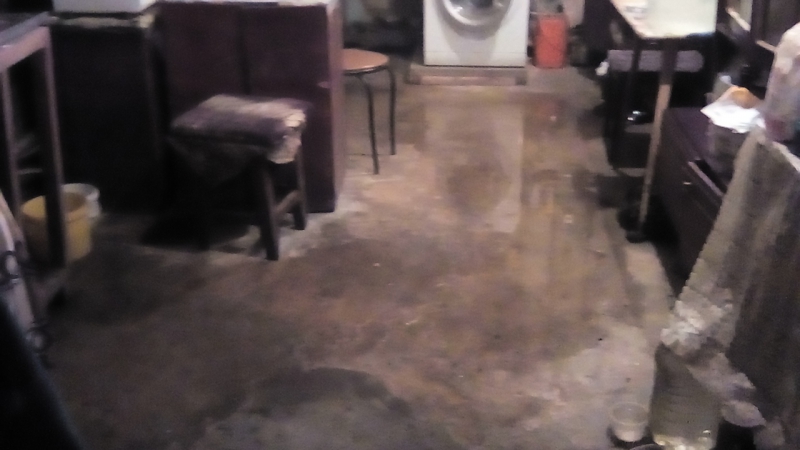 Жильцы саратовского общежития второй день тонут в помоях