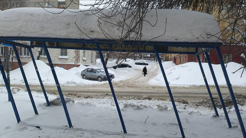 На Техстекле из-за снега на крыше перекосило остановочный павильон