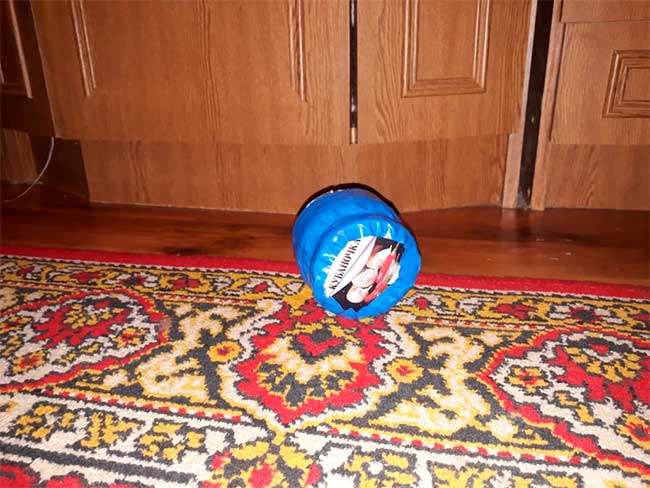 В Вольске неизвестный бросил зловонную банку в дом журналиста