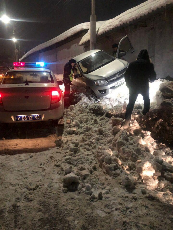 Пьяный парень на «Гранте» врезался в снежный вал на спуске с Кумысной поляны