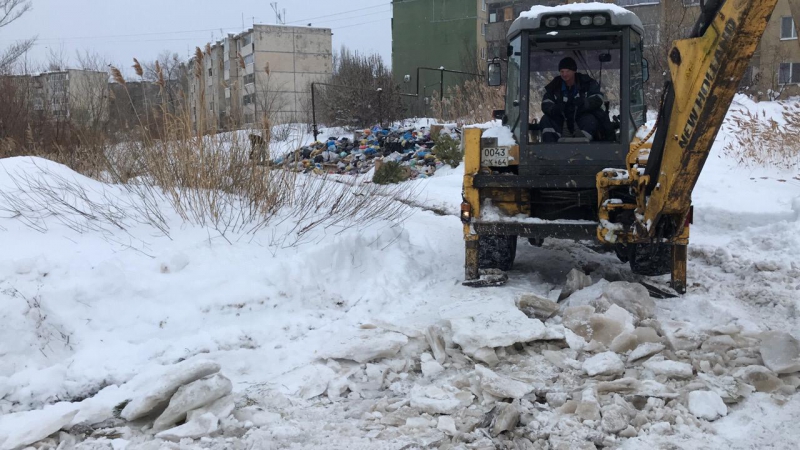 Мусоровывозящие компании самостоятельно расчищают от снега контейнерные площадки