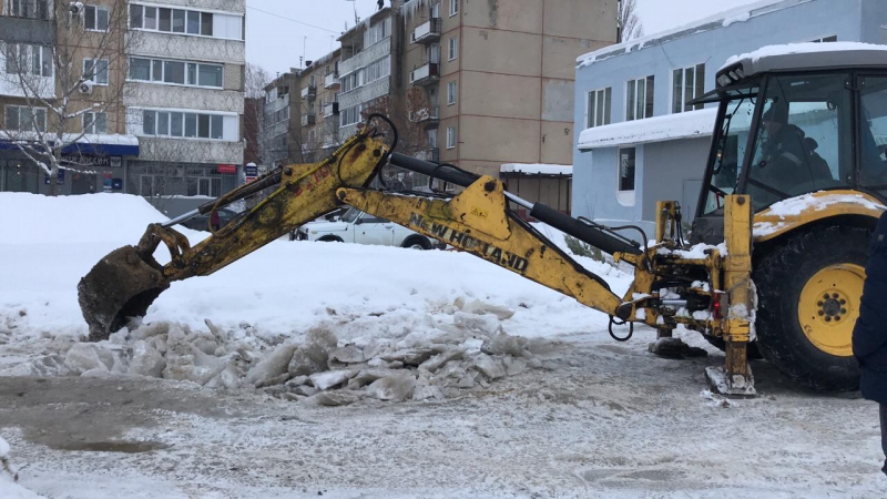 Мусоровывозящие компании самостоятельно расчищают от снега контейнерные площадки