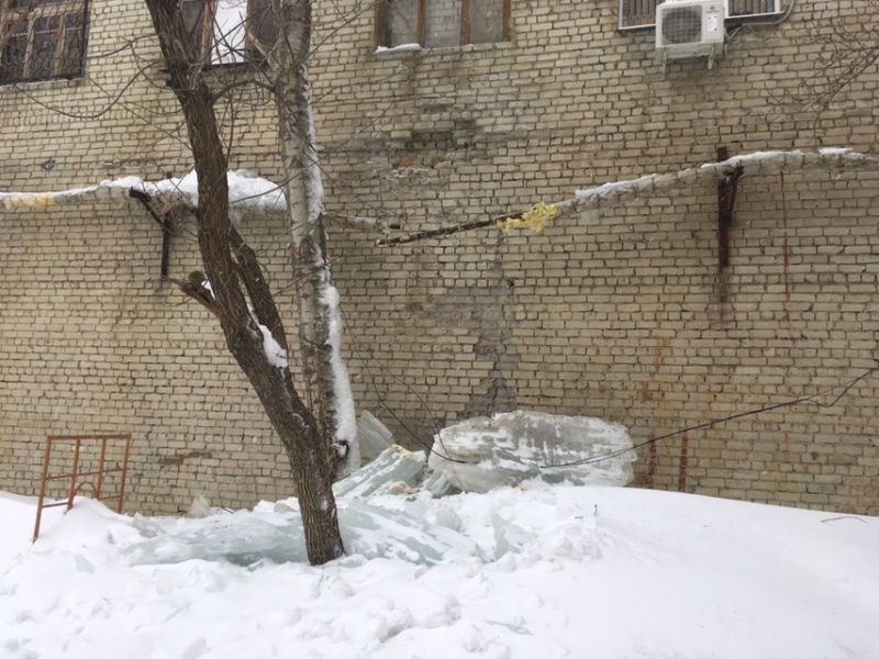Очевидец: В Ленинском районе глыба льда разорвала трубу на доме