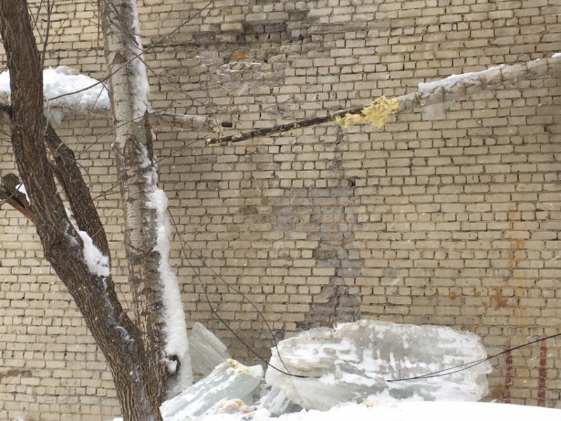 Очевидец: В Ленинском районе глыба льда разорвала трубу на доме