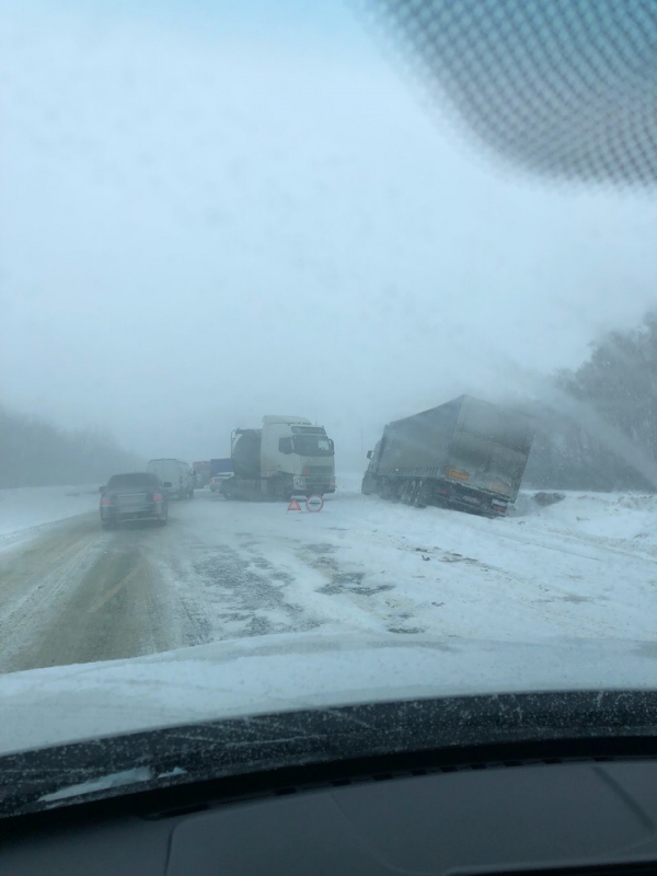 Непогода. В массовой аварии под Вольском у «ГАЗели» оторвало кабину