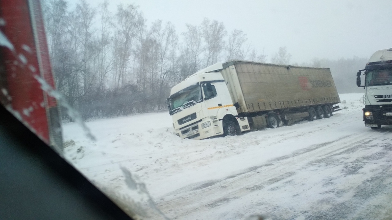 Непогода. В массовой аварии под Вольском у «ГАЗели» оторвало кабину