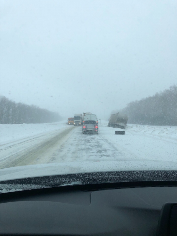 Непогода. В массовой аварии под Вольском у «ГАЗели» оторвало кабину