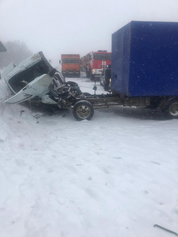 Непогода. В массовой аварии под Вольском у «ГАЗели» оторвало кабину